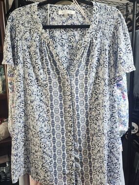 ROSE AND OLIVE Navy and White Crepe Floral Button-Front Blouse